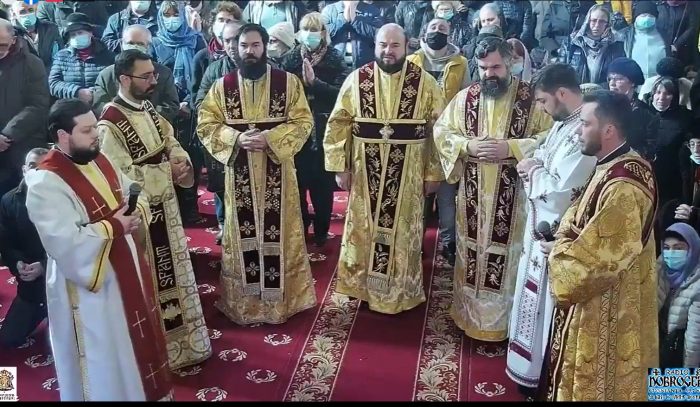 Slujbă la Arhiepiscopie. Câți oameni nu poartă mască și nu respectă distanțarea?