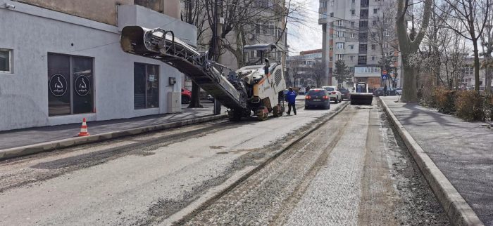 Se decopertează carosabilul pe strada Avram Iancu din Constanța