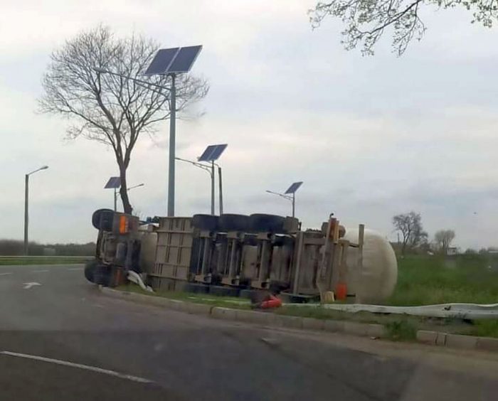 FOTO VIDEO O autocisternă încărcată cu GPL s-a răsturnat