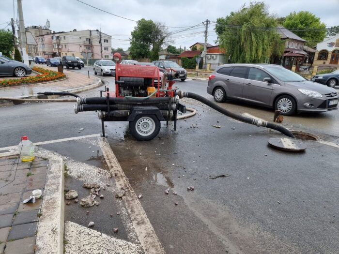 Inundații în Tuzla: 13 gospodării afectate, 4 mașini avariate