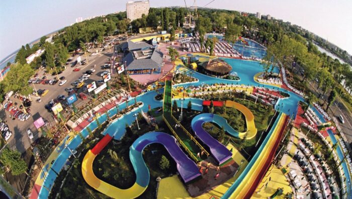 Accident la Aqua Magic. Două surori au ajuns la spital