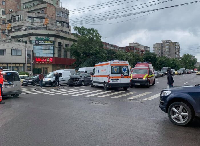 Accident cu două victime în intersecția de la Casa de cultură din Constanța