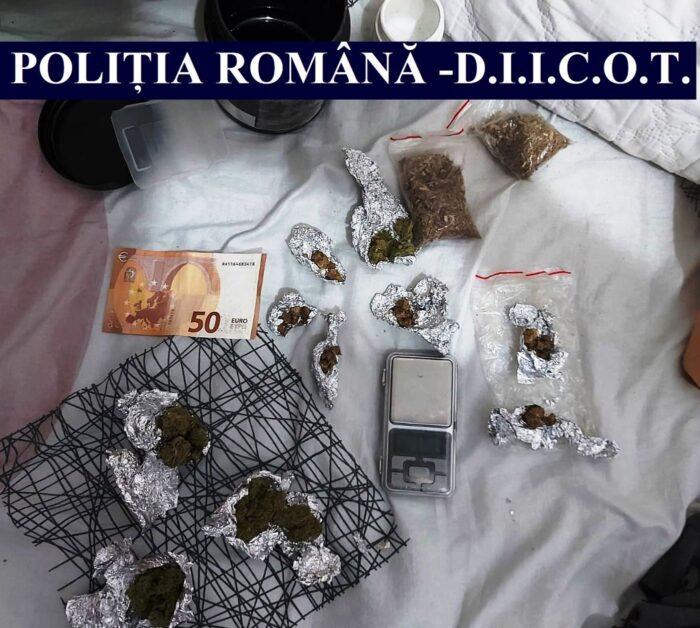 Prin în flagrant în timp ce vindea cannabis. Ce au găsit polițiștii la el acasă