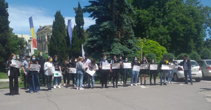 Elevi amenințați de jandarmi cu amenzi de câte 2.000 de lei pentru că au participat la un protest pașnic și autorizat