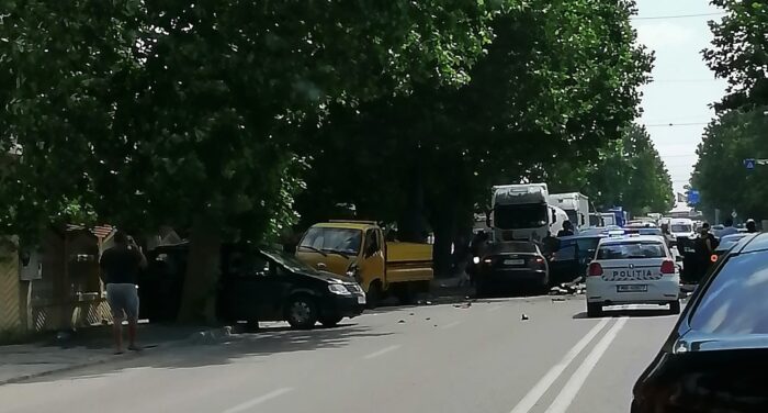 Cinci autoturisme implicate într-un accident rutier pe bulevardul IC Brătianu