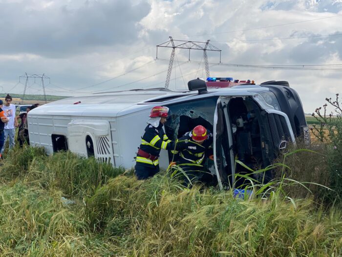 Accident între un microbuz și două mașini, mai mulți răniți FOTO VIDEO