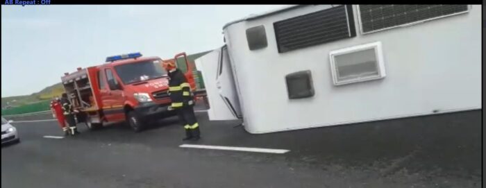 VIDEO Autorulotă răsturnată pe A2