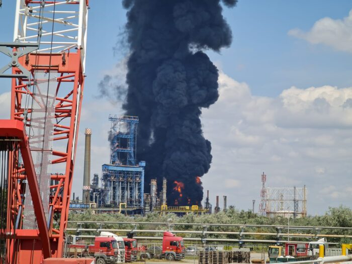 O persoană a murit în urma exploziei de la rafinăria Petromidia