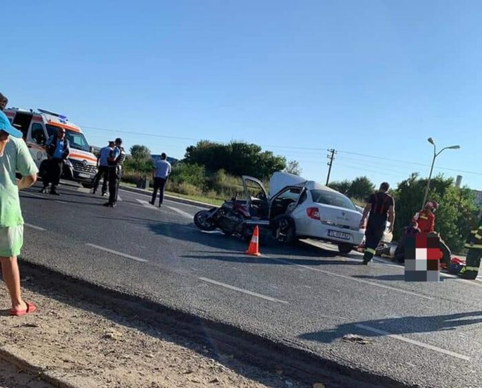 Accident între o motocicletă și un autoturism. A murit o persoană din mașină