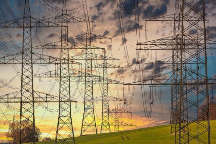 Românii plătesc unul dintre cele mai mari prețuri din Europa pentru electricitate