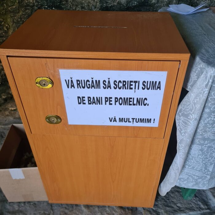 „Scrieți suma de bani pe pomelnic”