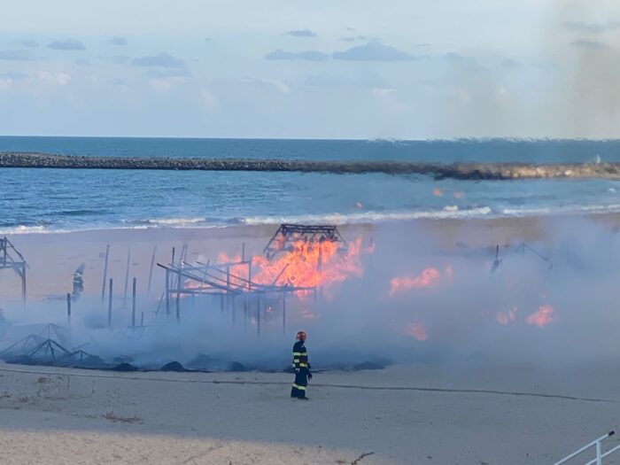 Incendiu la o terasă de pe plaja 3 Papuci FOTO VIDEO