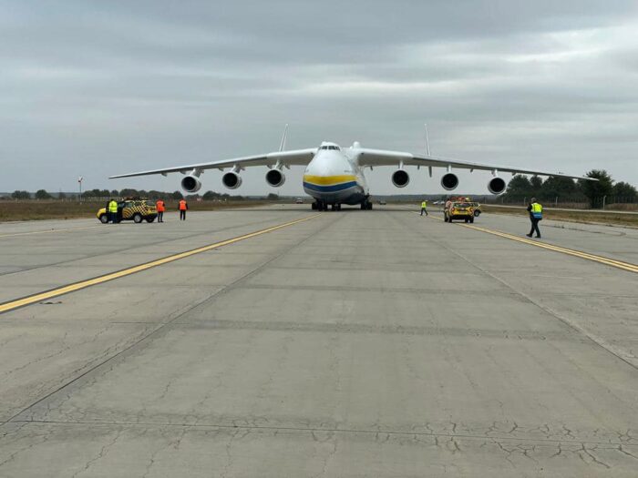 Cel mai mare avion comercial din lume a aterizat pentru prima dată în România