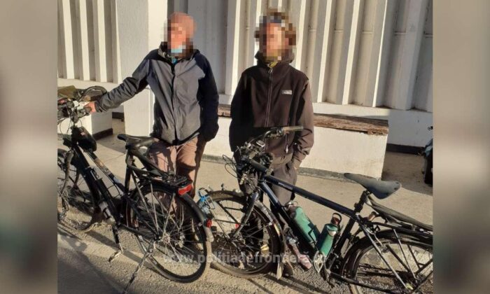 Doi francezi care voiau să ajungă în Grecia pe biciclete, depistaţi polițiștii de frontieră în timp ce intenţionau să treacă ilegal frontiera în Bulgaria