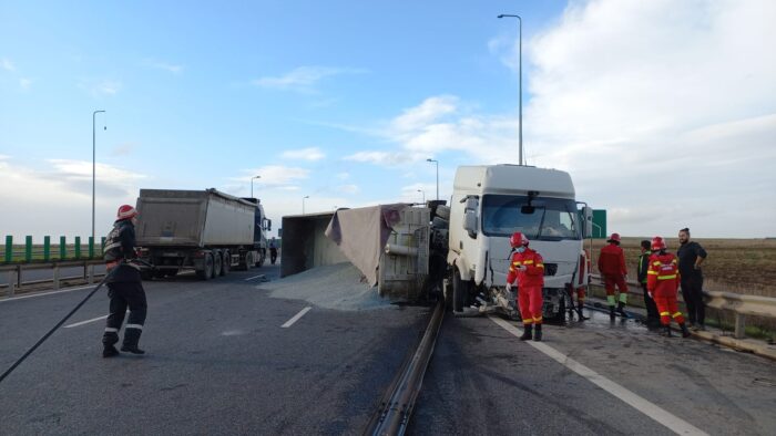 Accident între două autocamioane pe A4, unul a luat foc