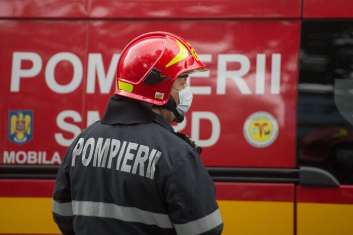 Pompierii, solicitați să intervină la două incendii în același timp