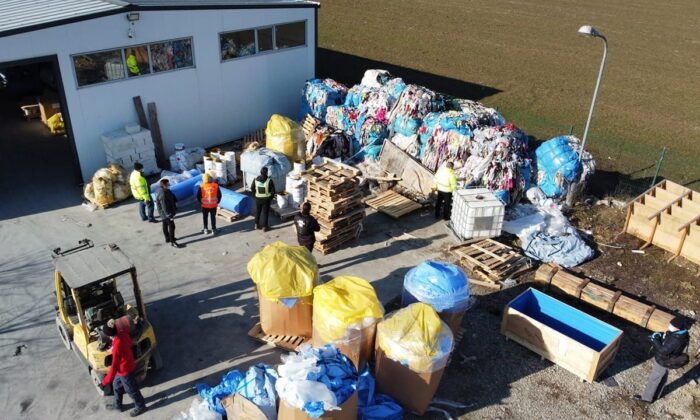 Peste 600 de tone de deșeuri care nu respectă prevederile legale de păstrare, sortare sau reciclare, descoperite în urma unor percheziții FOTO VIDEO