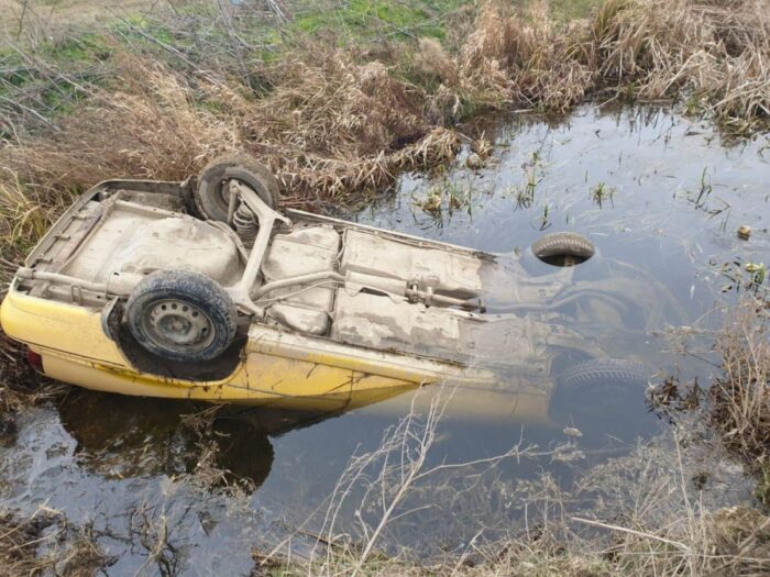 A murit după ce s-a răsturnat cu mașina într-un canal