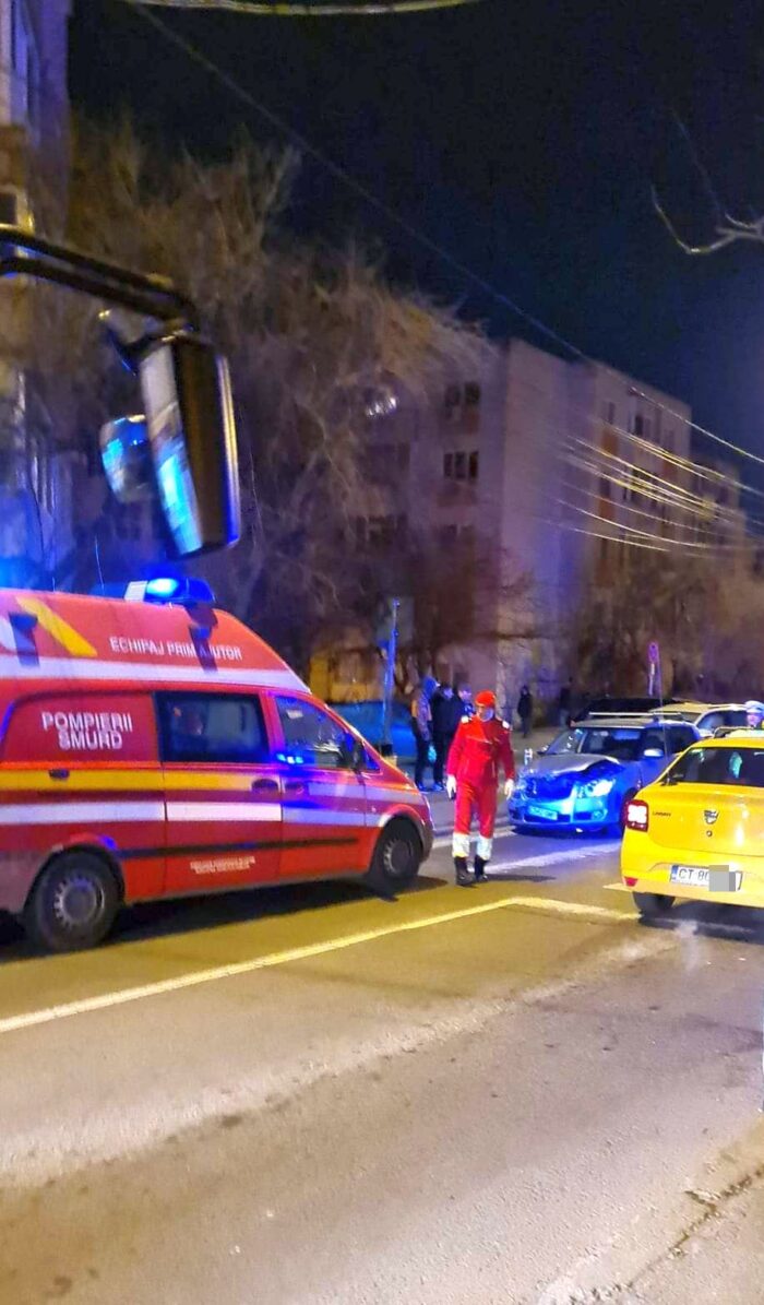 O autospecială SMURD, accidentată în timp ce se deplasa la un accident