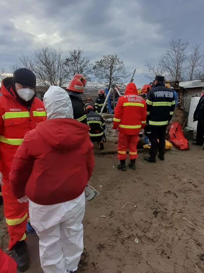 Un bărbat a căzut în fântână și mai mulți pompieri se chinuie să-l scoată