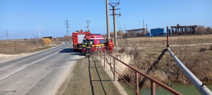 Șoferul care a căzut cu mașina în canal era băut. Ce amendă a primit