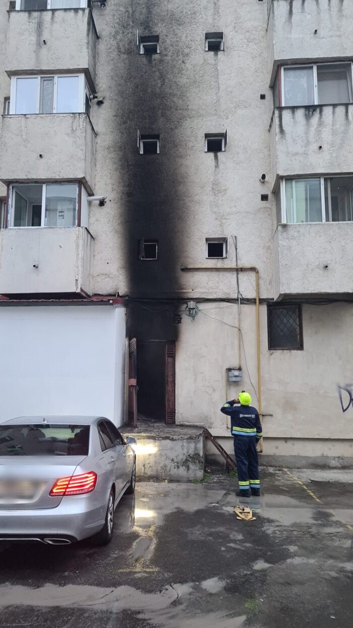 Incendiu într-un bloc de pe bulevardul Tomis din Constanța. 13 persoane au fost evacuate