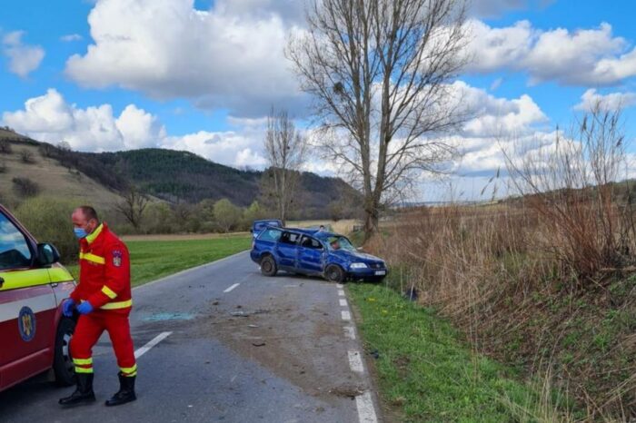 Un adolescent de 17 ani a murit după ce s-a urcat în mașina condusă de un bărbat beat și fără permis