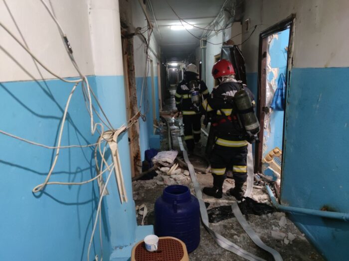 Explozie pe strada Egretei, incendiu pe aleea Topolog. Două persoane în stare gravă la spital