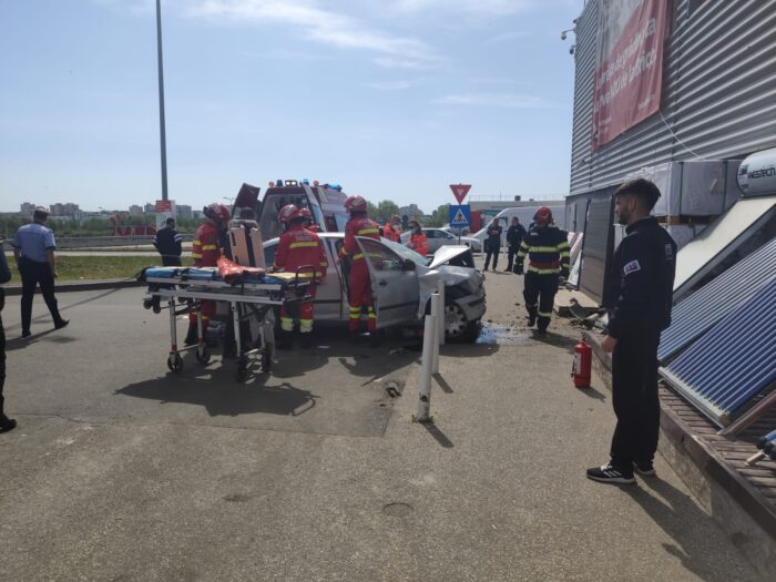 Accident rutier în parcarea Brico Depot FOTO