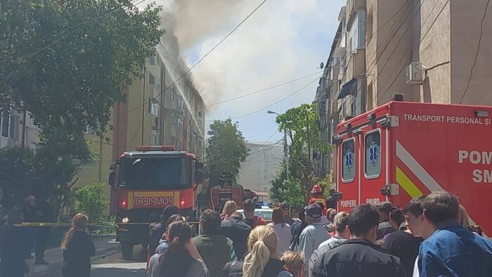 Incendiu în Năvodari. 14 persoane evacuate, 1.500 mp de acoperiș afectați FOTO VIDEO