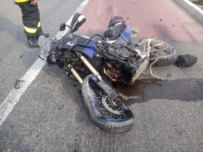 Un motociclist se zbate între viață și moarte după un accident pe A4