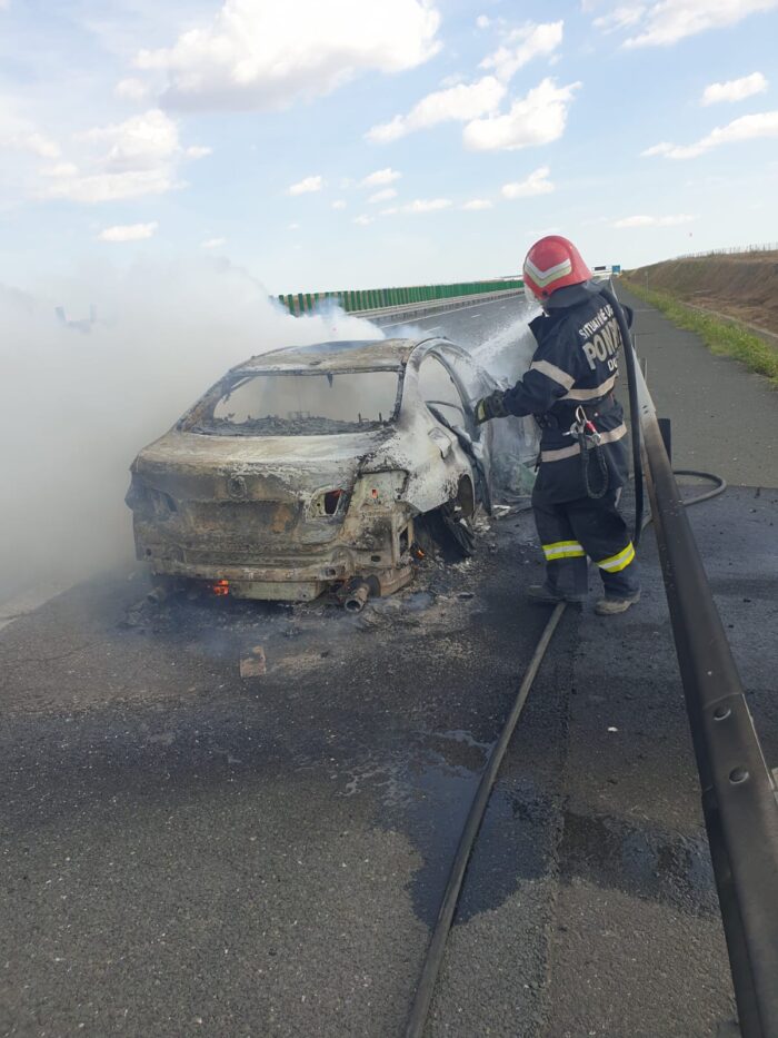 FOTO O mașină s-a făcut scrum pe autostrada A2