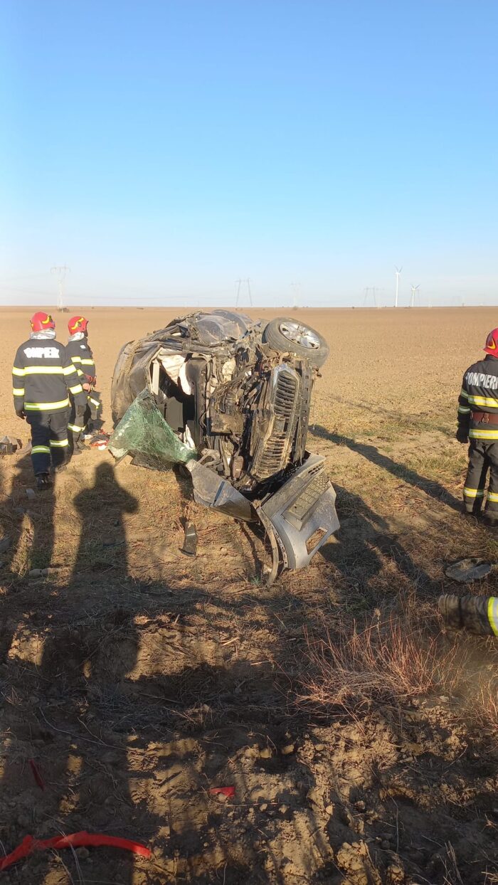 A scăpat fără nicio rană după ce mașina în care se afla a fost lovită de tren