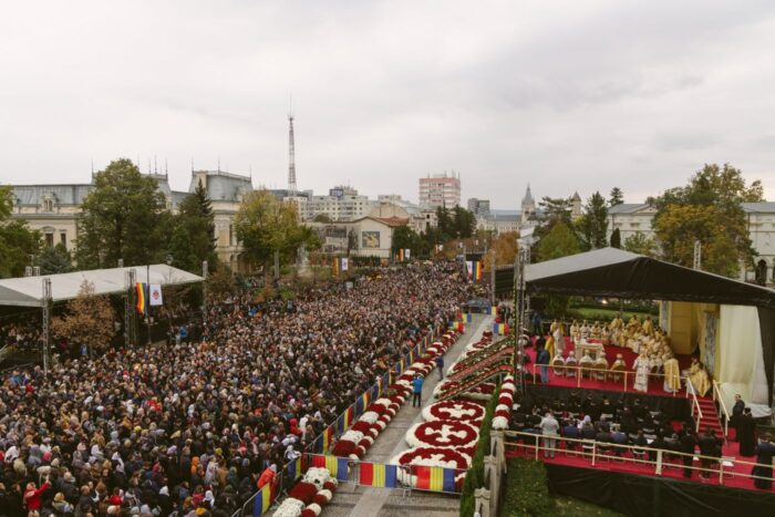 Un sfert de milion de români s-au închinat sâmbătă la Sfânta Cuvioasă Parascheva FOTO