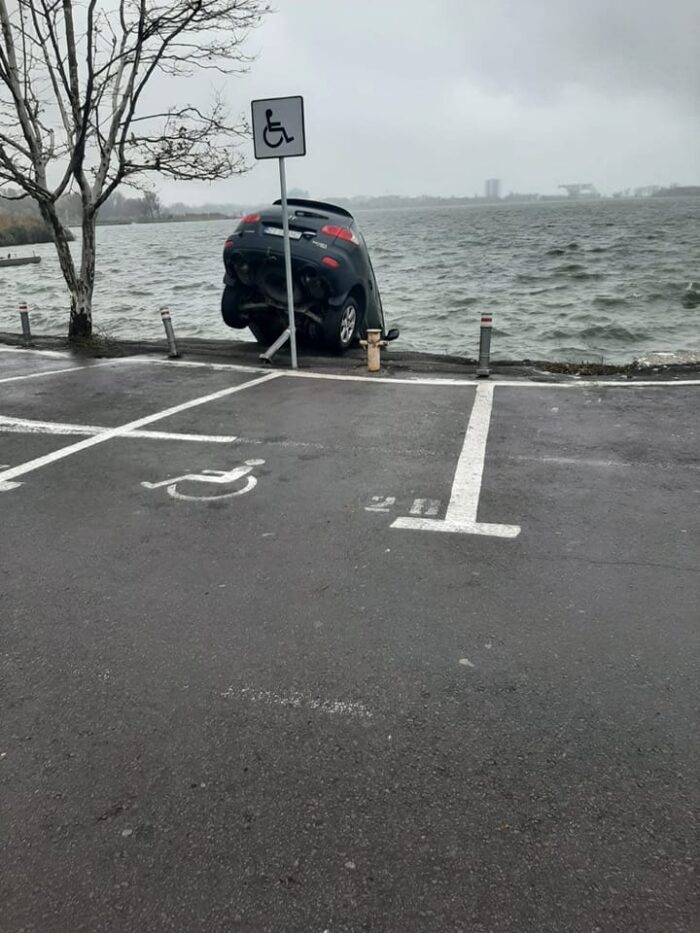 A căzut cu mașina în lac