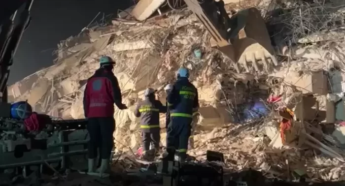 Miracol. O femeie, salvată din ruine la aproape 4 zile după cutremur de pompierii români. Un bloc de 9 etaje se prăbușise deasupra ei VIDEO