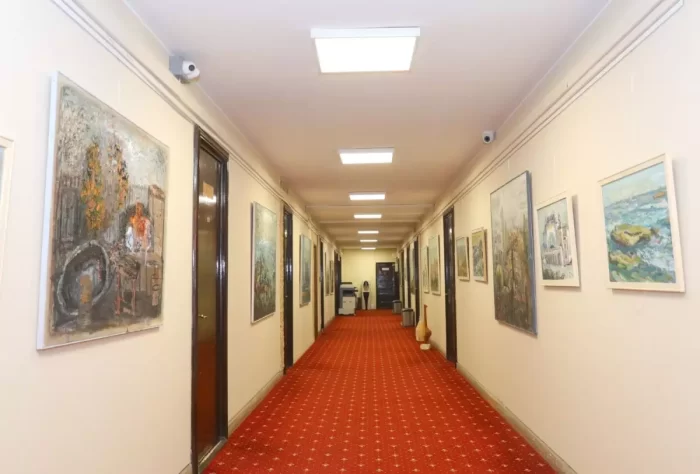 Expoziție de pictură pe holurile Primăriei Constanța