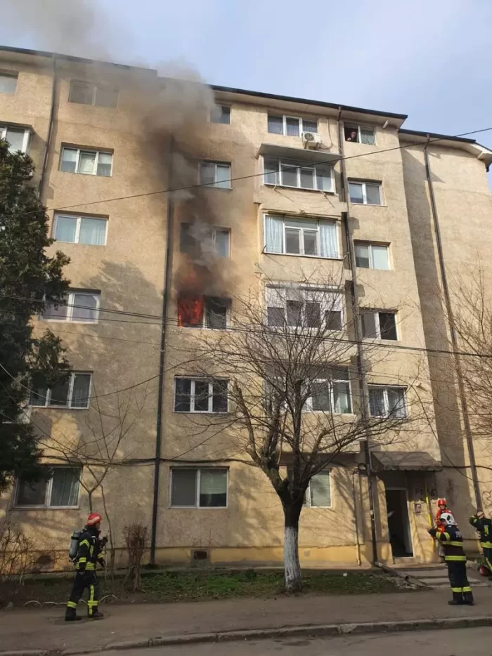 Incendiu la un bloc din Constanța, persoane evacuate