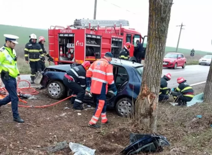 Tulcea. O tânără de 28 de ani a murit după ce mașina pe care o conducea s-a izbit de un copac