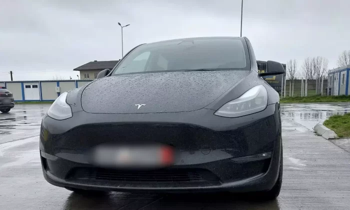 O tânără, depistată în vamă cu o Tesla neînmatriculată