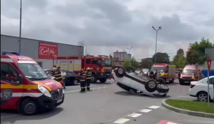 Accident în parcarea Kaufland, o mașină s-a răsturnat