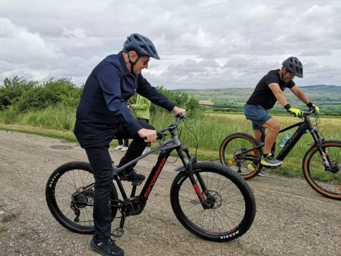 Mircea Geoană, secretarul general adjunct al NATO, s-a plimbat via Transilvanica cu o bicicletă electrică de 6.500 de euro