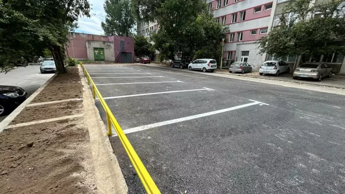 Primăria Constanța a tras câteva dungi albe și se laudă că a creat o nouă parcare