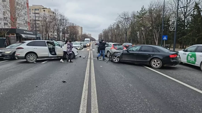 Un bărbat fără permis de conducere a lovit două mașini și a fugit