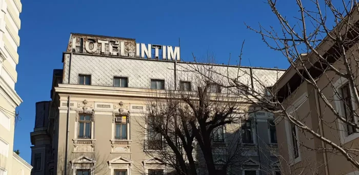 O firmă plină de datorii a familiei Dușu nu este de acord să plătească impozit suplimentar pentru starea în care se afla hotelul în care a fost cazat Eminescu