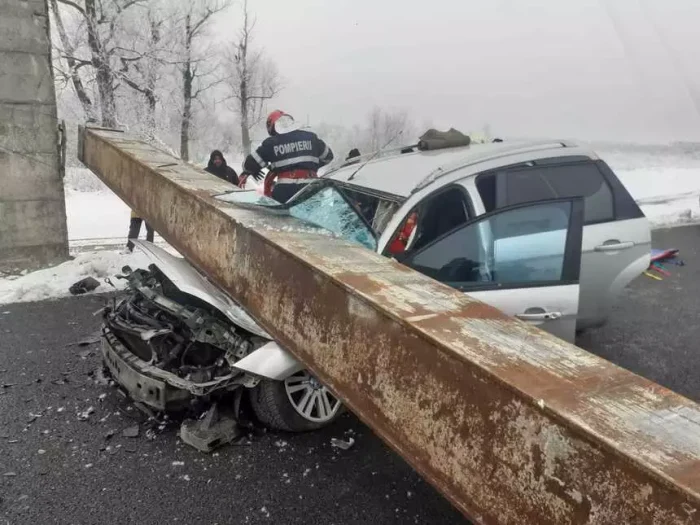 Accident pe DN6 – a murit după ce un limitator de înălțime a căzut peste mașina sa