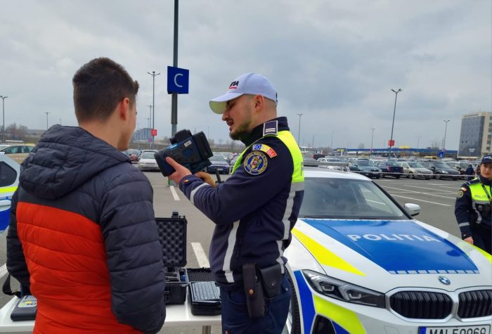 Polițiștii își promovează meseria în parcarea unui mall