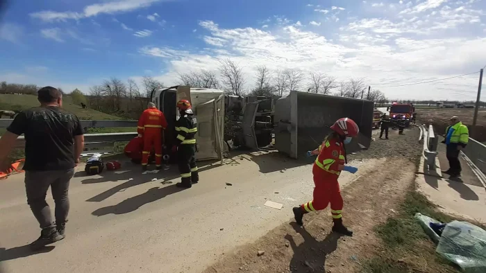 Un camion plin cu piatră s-a răsturnat. A intervenit elicopterul SMURD