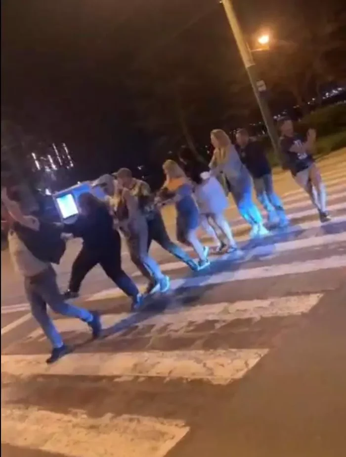 Ucraineni dansând pe trecerea de pietoni în Mamaia