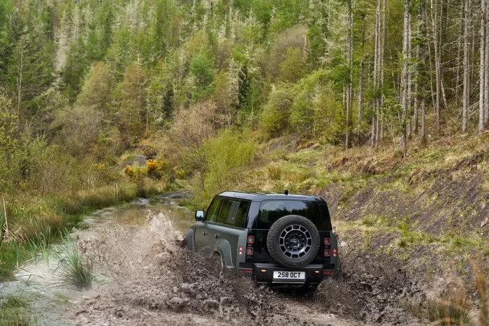 DEFENDER OCTA: noul maestru al performanțelor extreme atât pe șosea, cât și pe teren accidentat